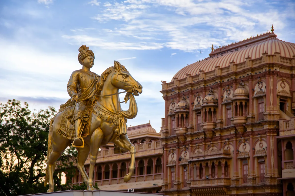 The golden statue before the hall